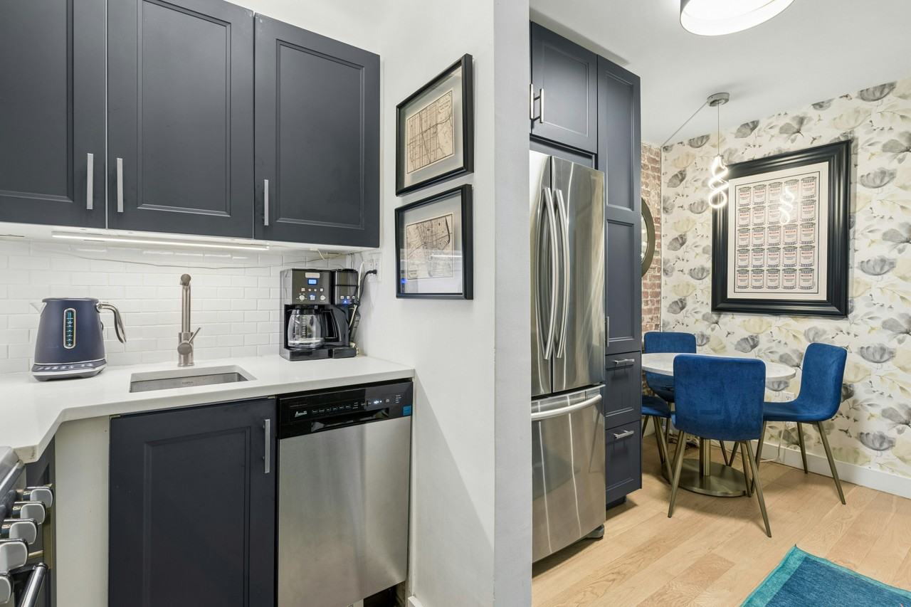453 W 43rd St #A - Photo 3 of 8