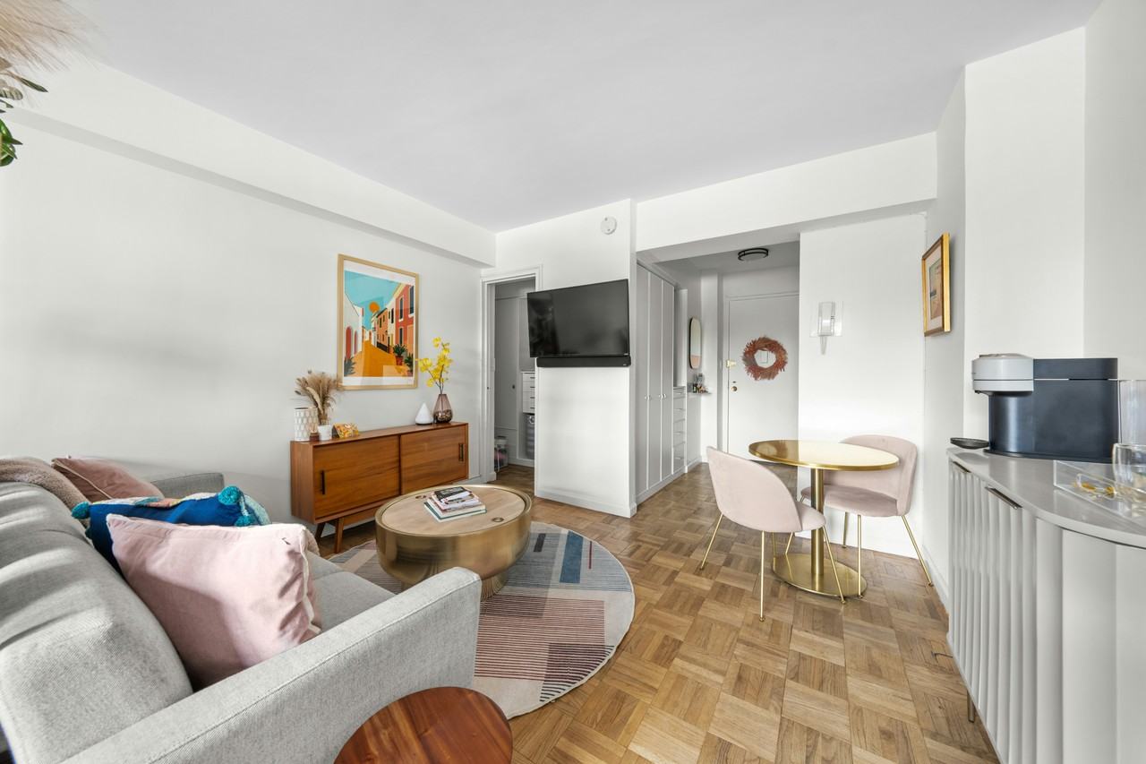 401 E 65th St #7I - Photo 3 of 12