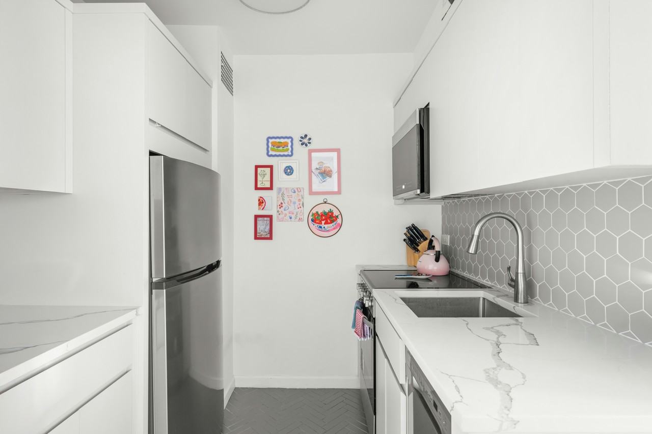 401 E 65th St #7I - Photo 4 of 12