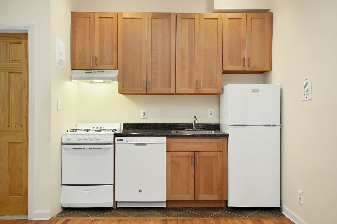 330 W 85th St #2G - Photo 2 of 7