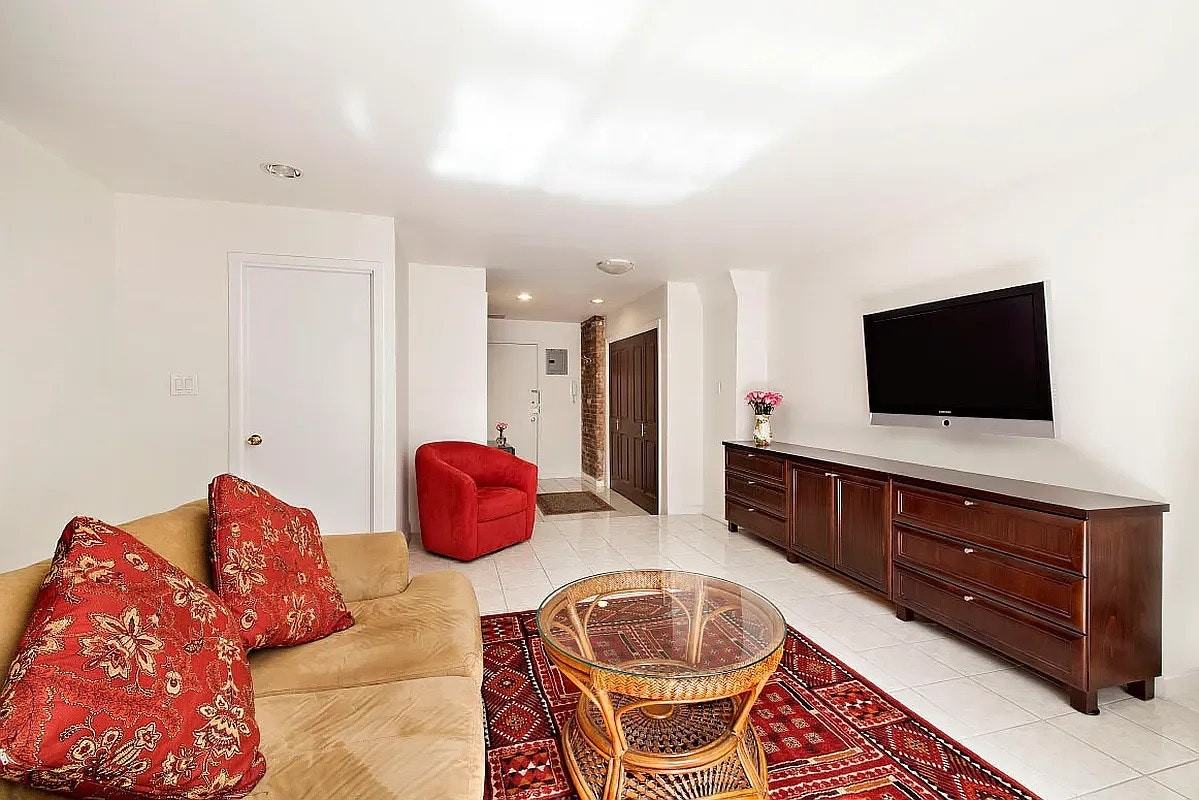 215 E 24th St #312 - Photo 3 of 10