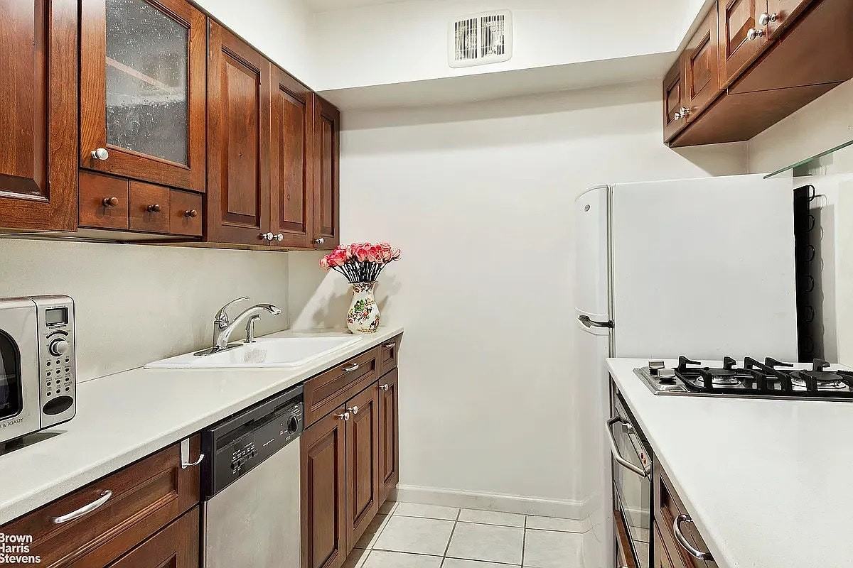 215 E 24th St #312 - Photo 4 of 10