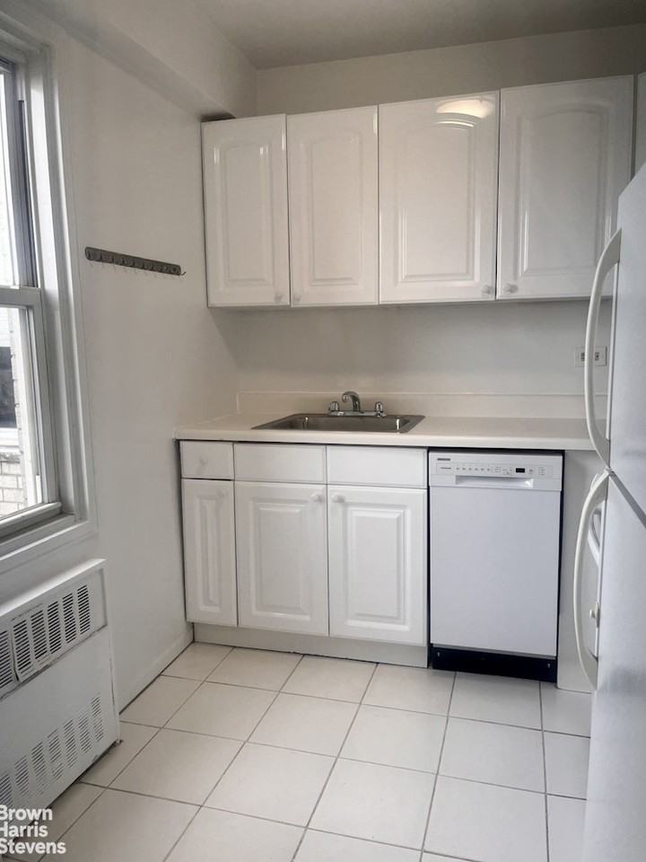1170 Ocean Pkwy #5L - Photo 4 of 9