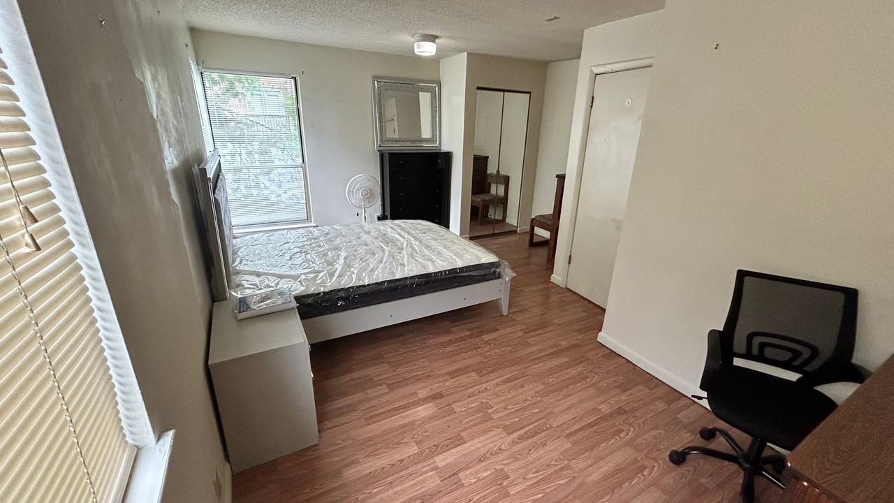 1390 Hunters Rd #G - Photo 7 of 22