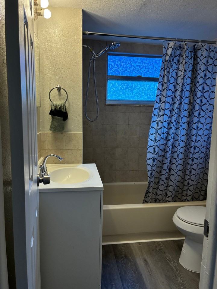 7023 Oakwood Dr - Photo 6 of 9