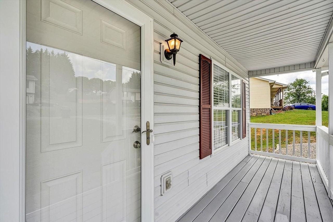 535 Hillview Dr - Photo 3 of 18