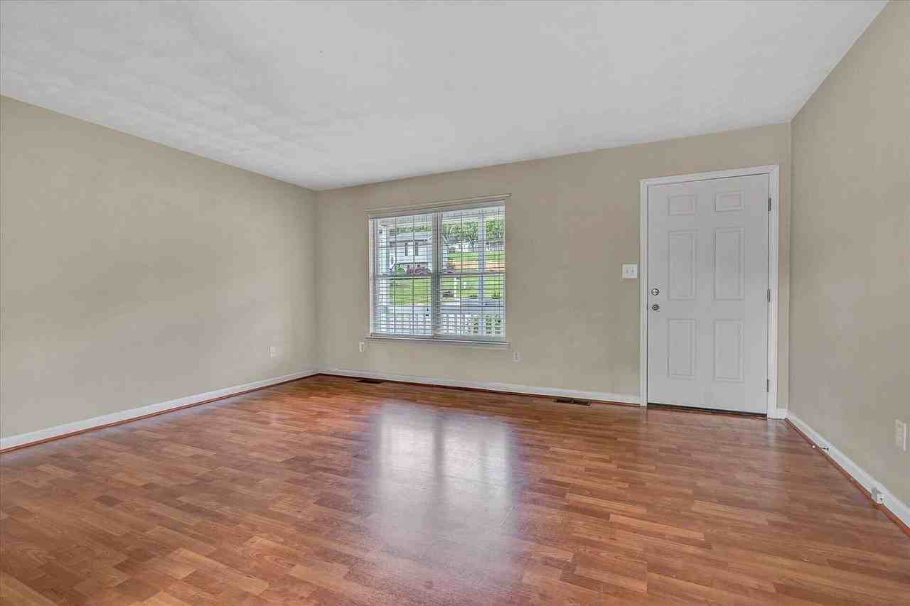 535 Hillview Dr - Photo 4 of 18