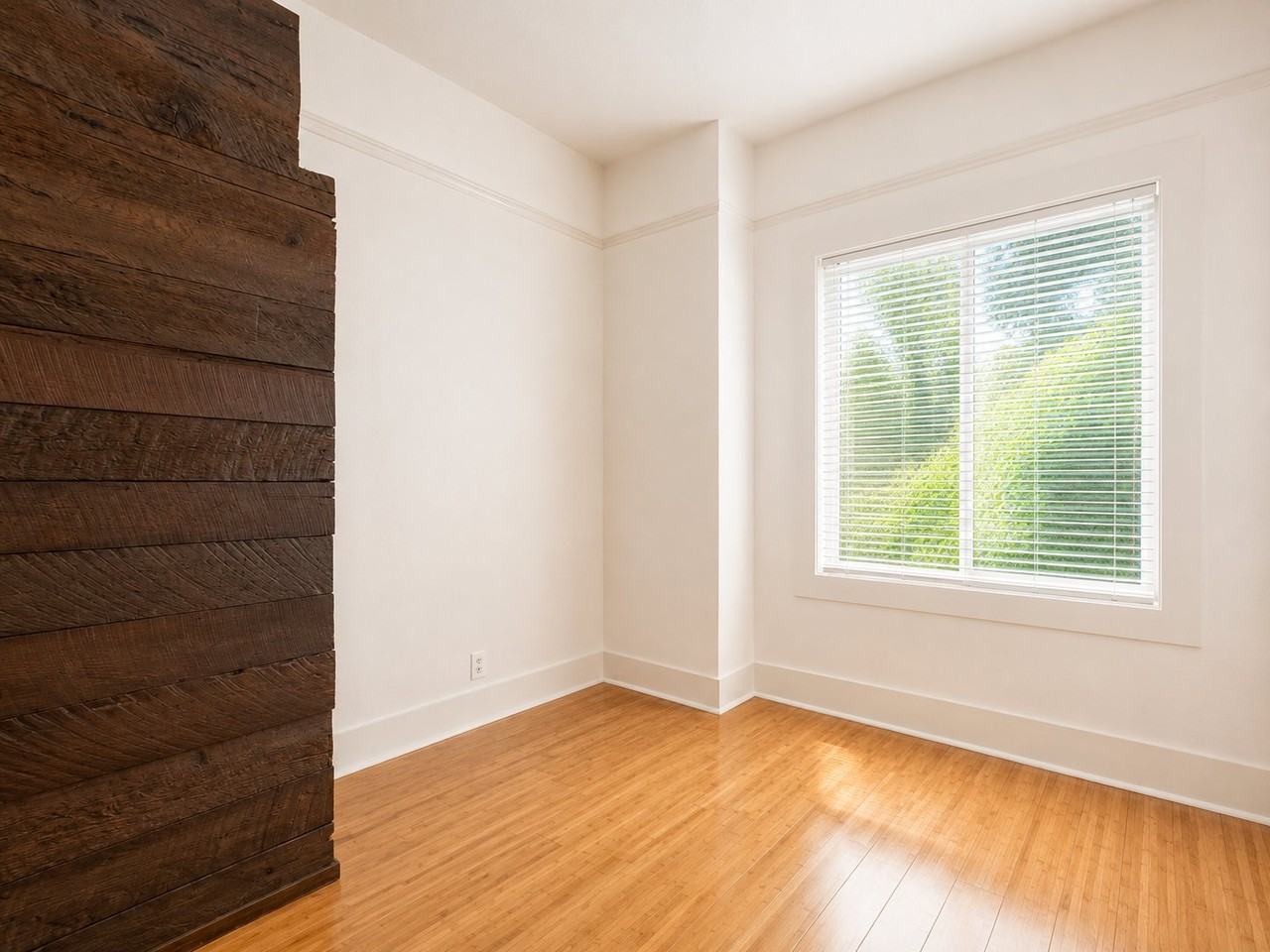 1390 I St - Photo 2 of 6