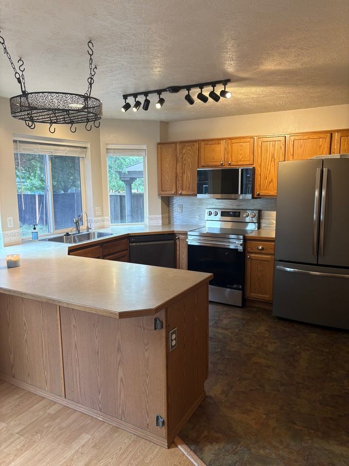 1305 N Stevenson Rd - Photo 2 of 15