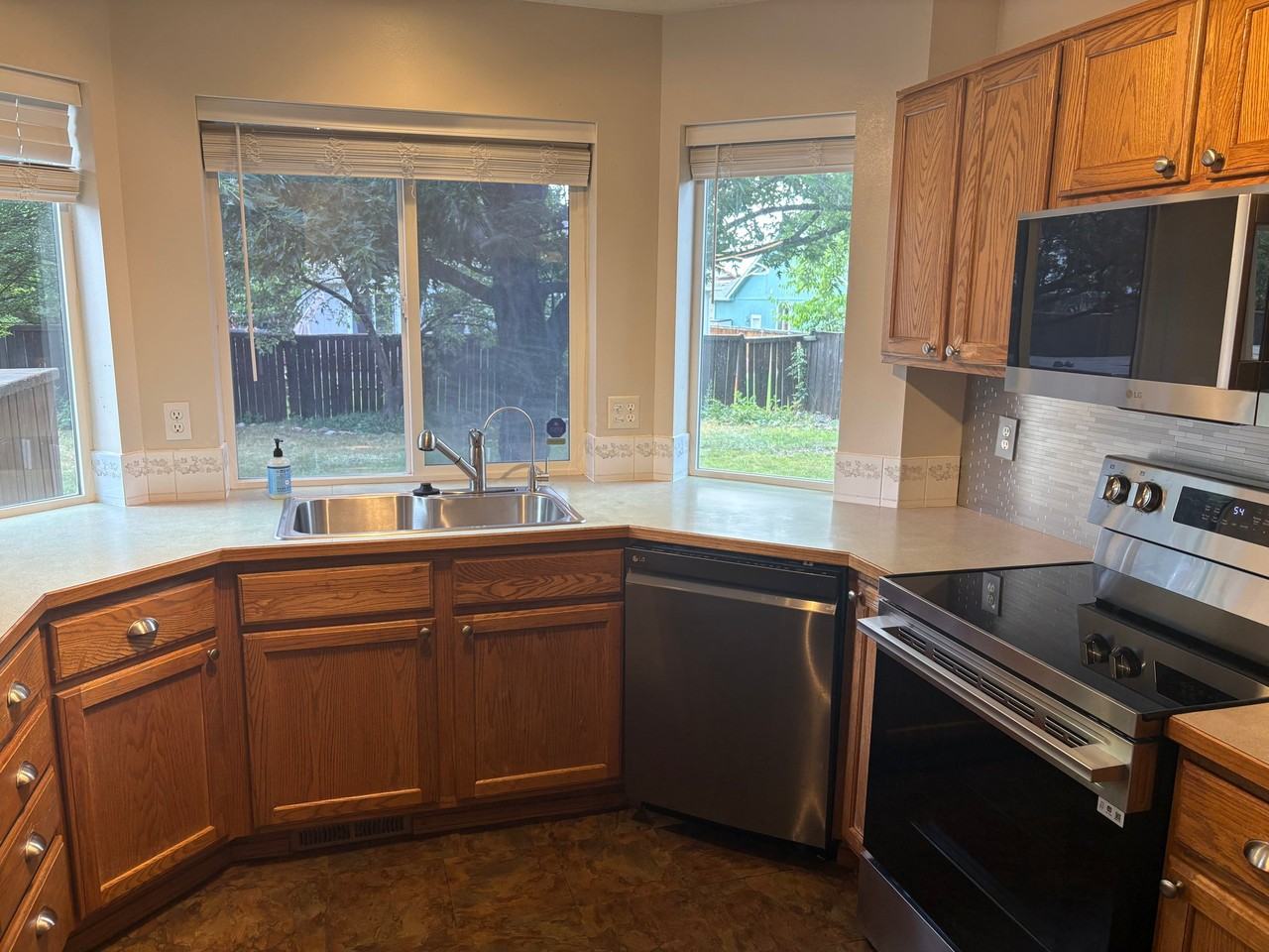 1305 N Stevenson Rd - Photo 3 of 15