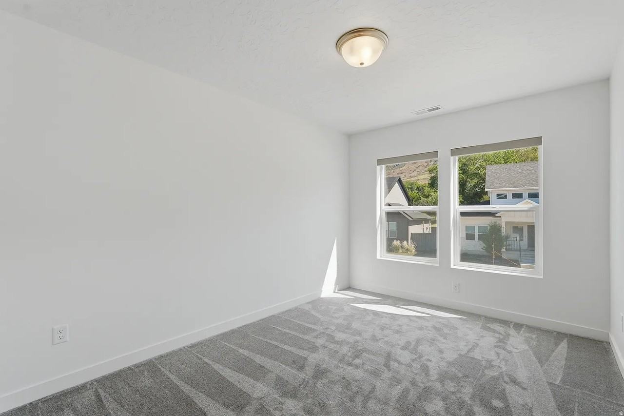 915 N Evelyn St - Photo 3 of 17