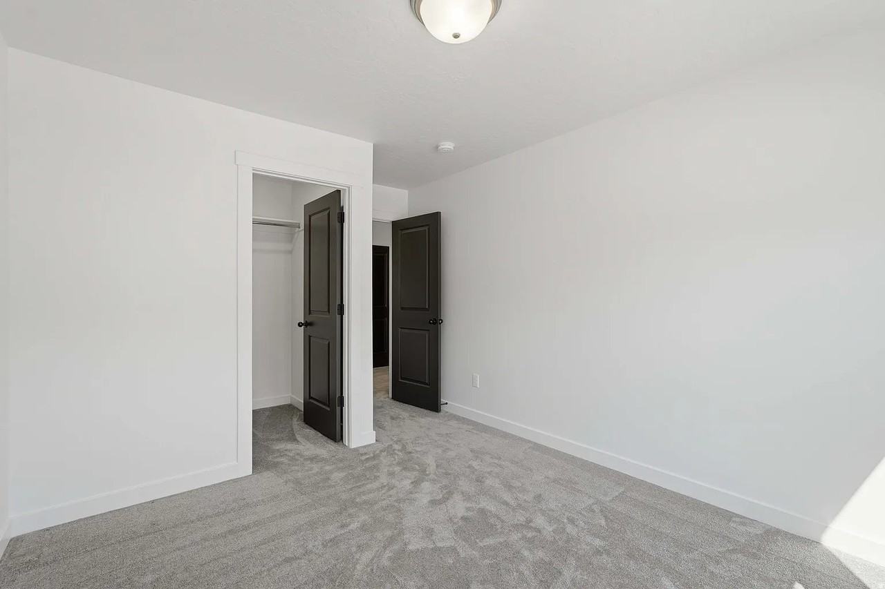 915 N Evelyn St - Photo 6 of 17