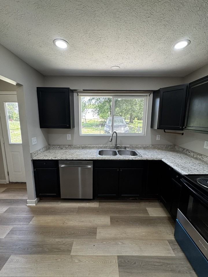 10423 Columbus St - Photo 5 of 16