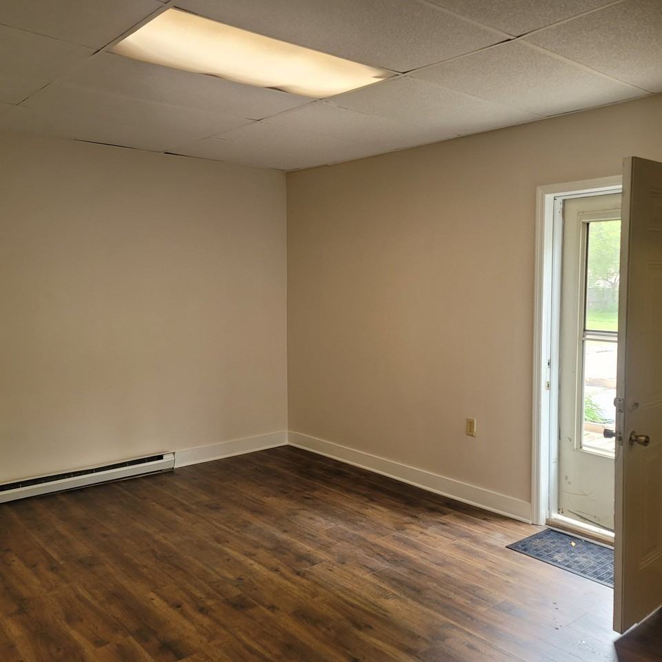 1050 N B St #NA - Photo 5 of 8