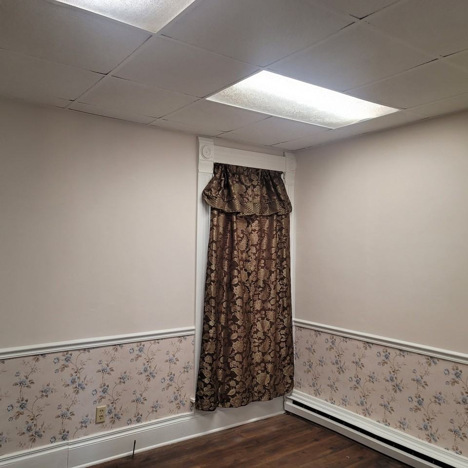 1050 N B St #NA - Photo 7 of 8