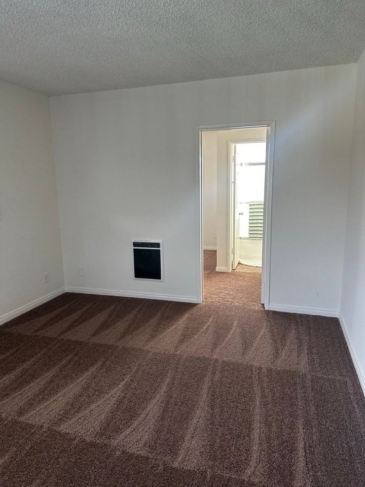 16220 Cornuta Ave - Photo 4 of 9