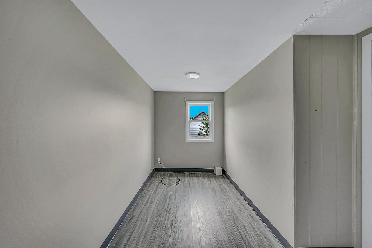 401 Mclean St - Photo 4 of 14