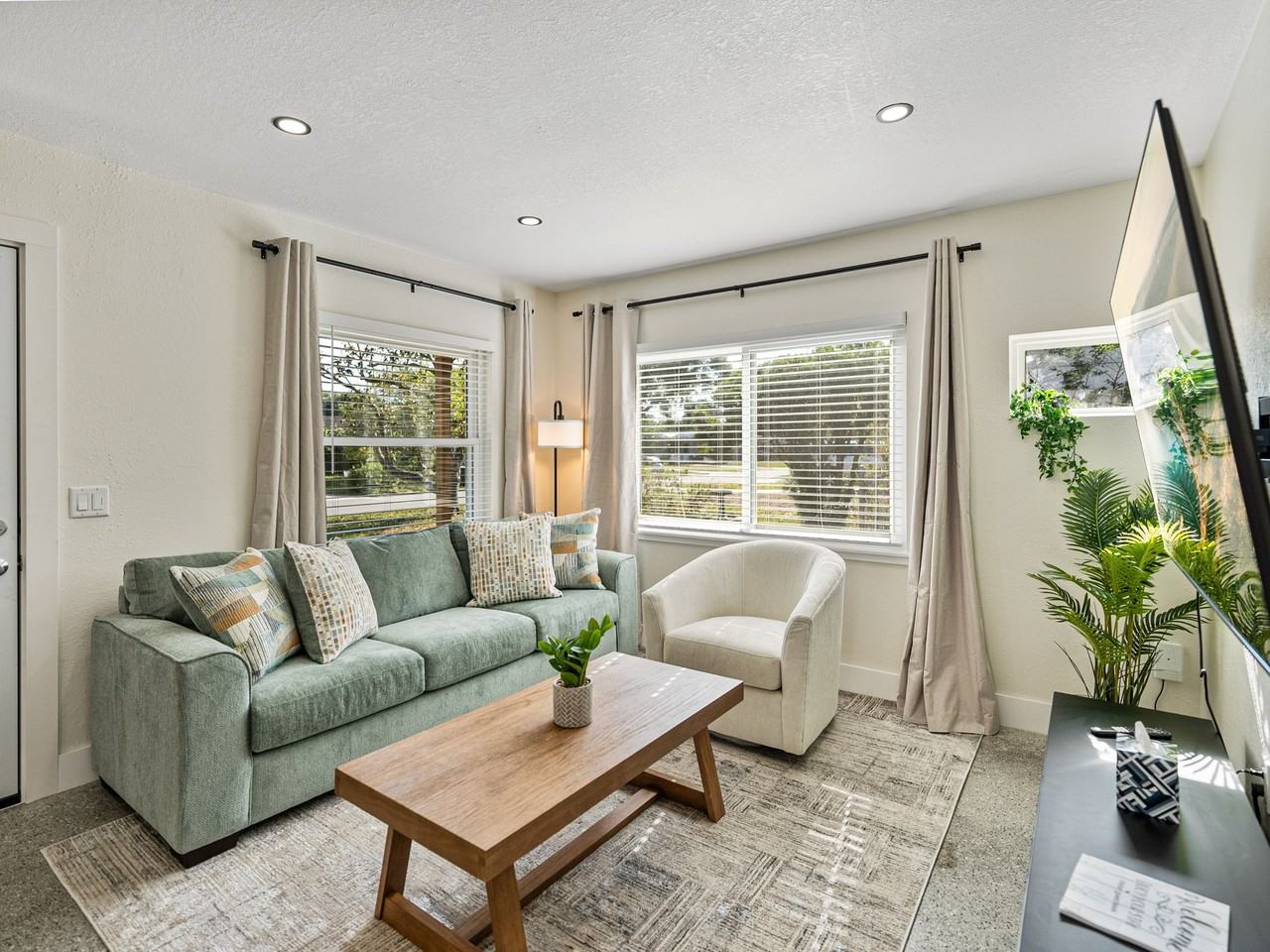 1626 Tangerine St - Photo 4 of 11