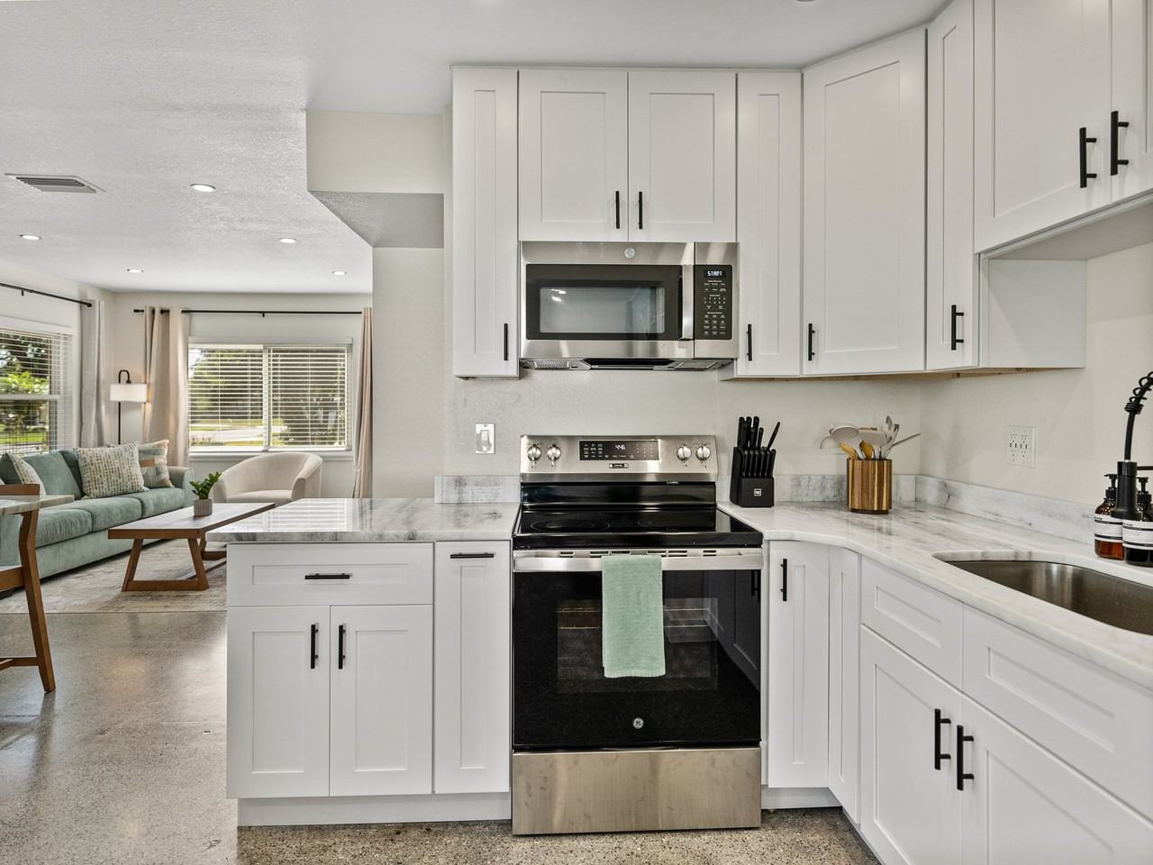 1626 Tangerine St - Photo 7 of 11
