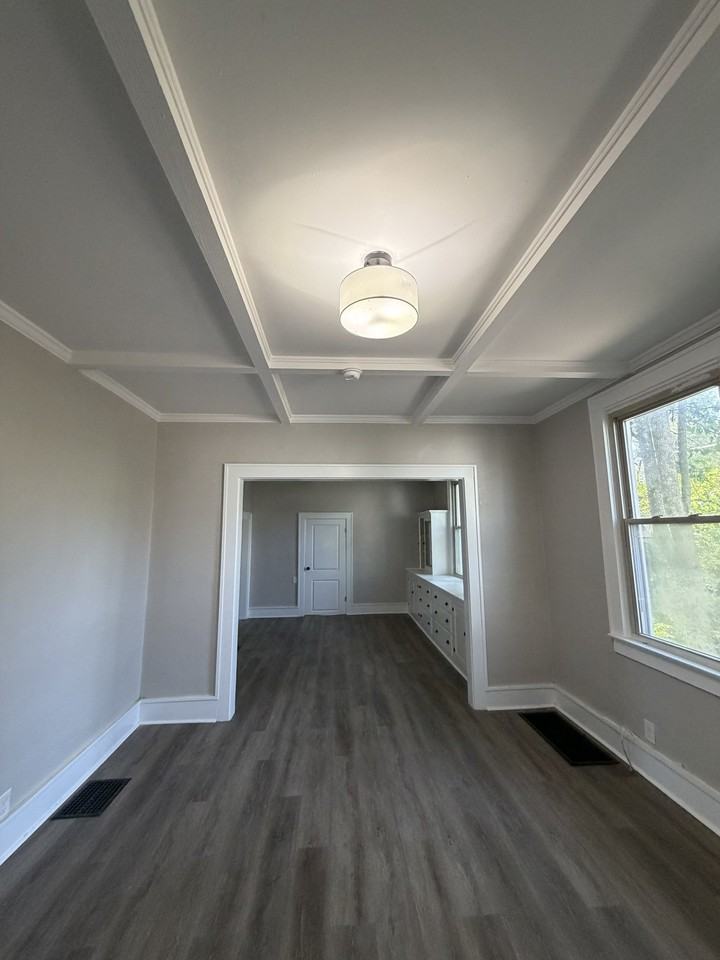 412 S Park St - Photo 3 of 15