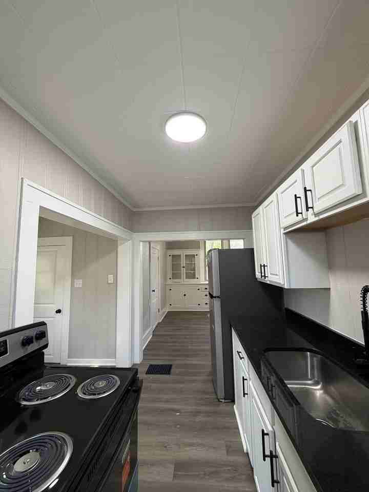 412 S Park St - Photo 5 of 15