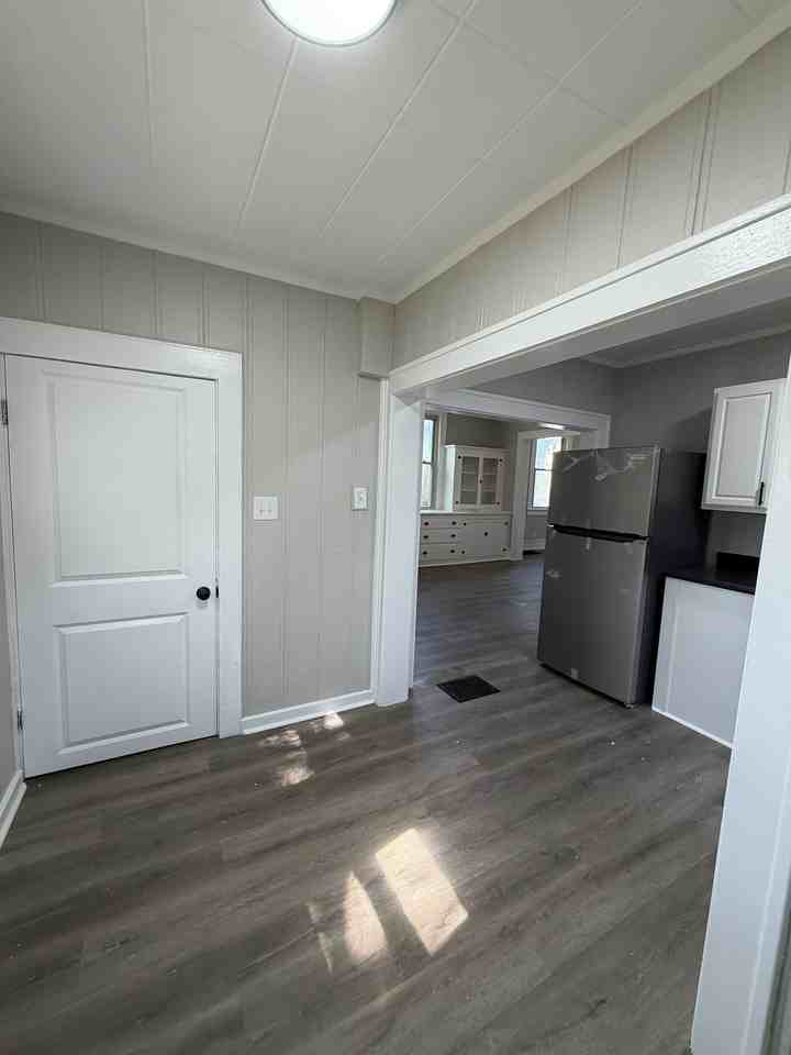 412 S Park St - Photo 6 of 15