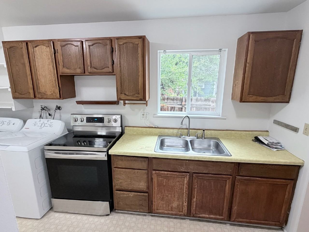 355 28th St - Photo 3 of 18