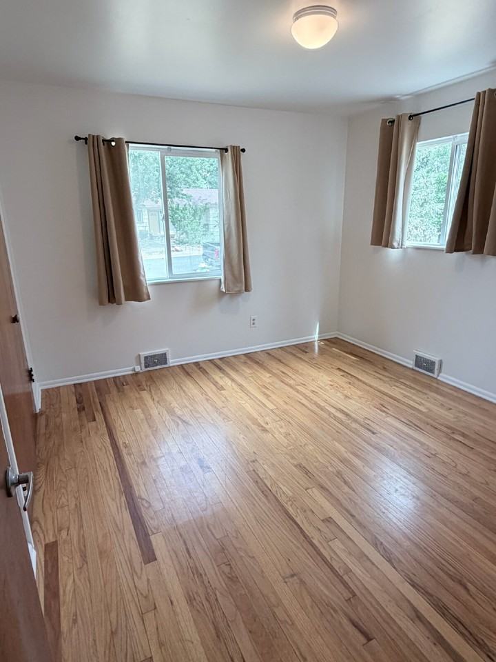 355 28th St - Photo 5 of 18