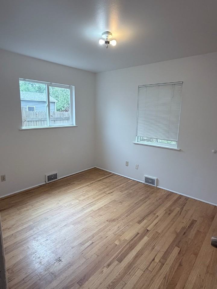 355 28th St - Photo 6 of 18