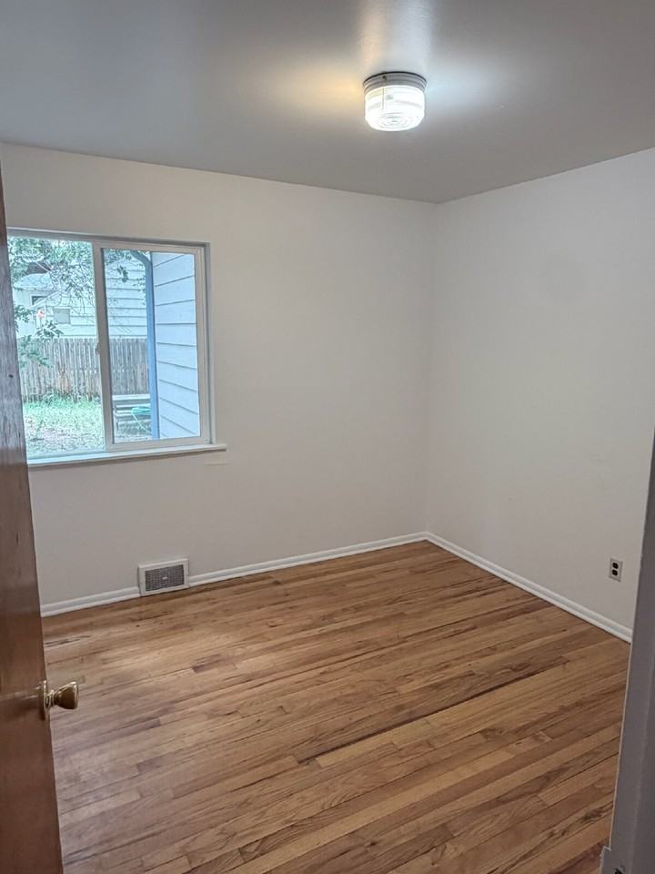 355 28th St - Photo 7 of 18