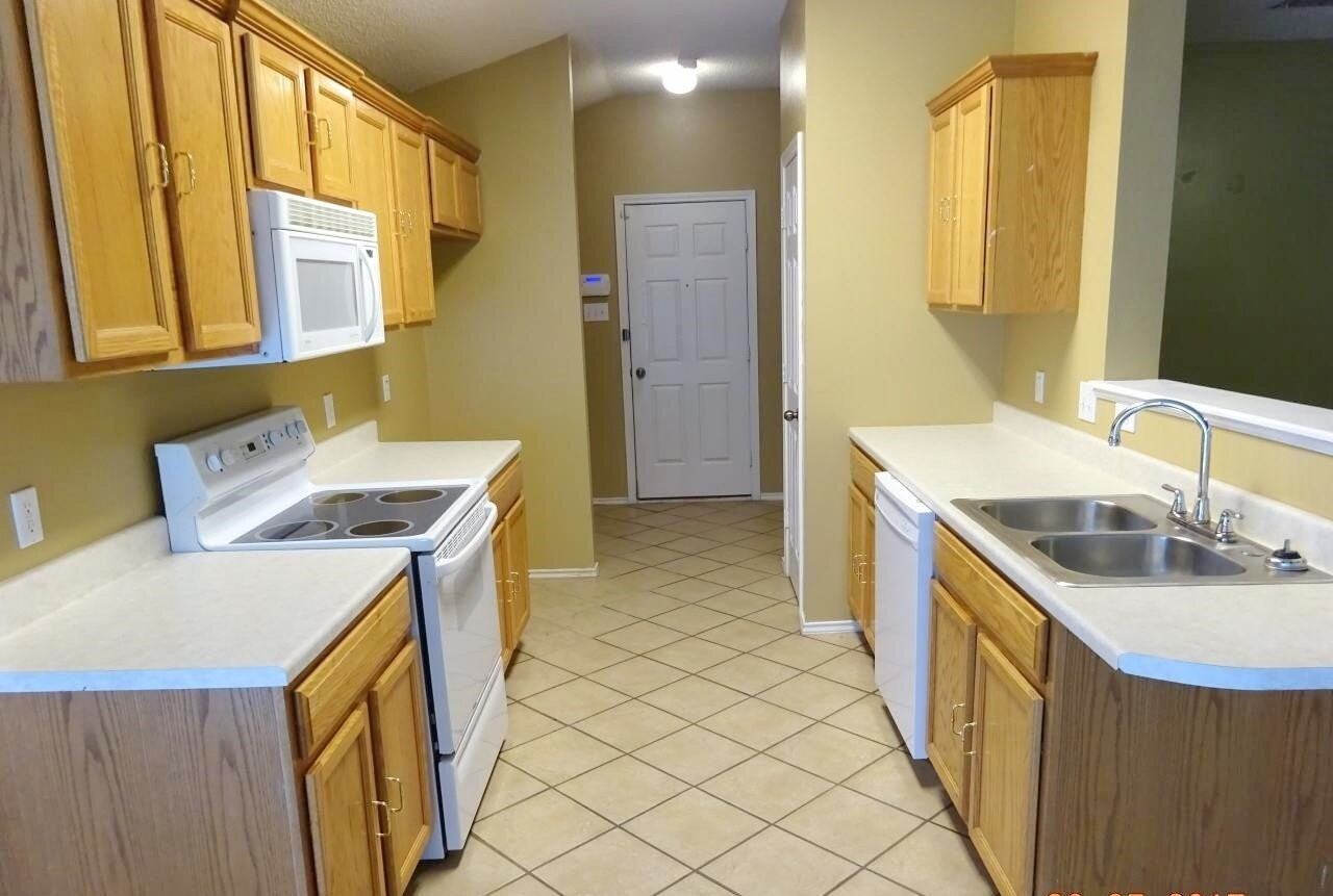 1618 75th St - Photo 3 of 9