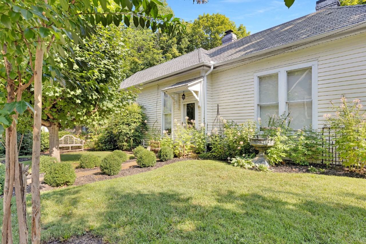 221 Walnut St - Photo 3 of 27