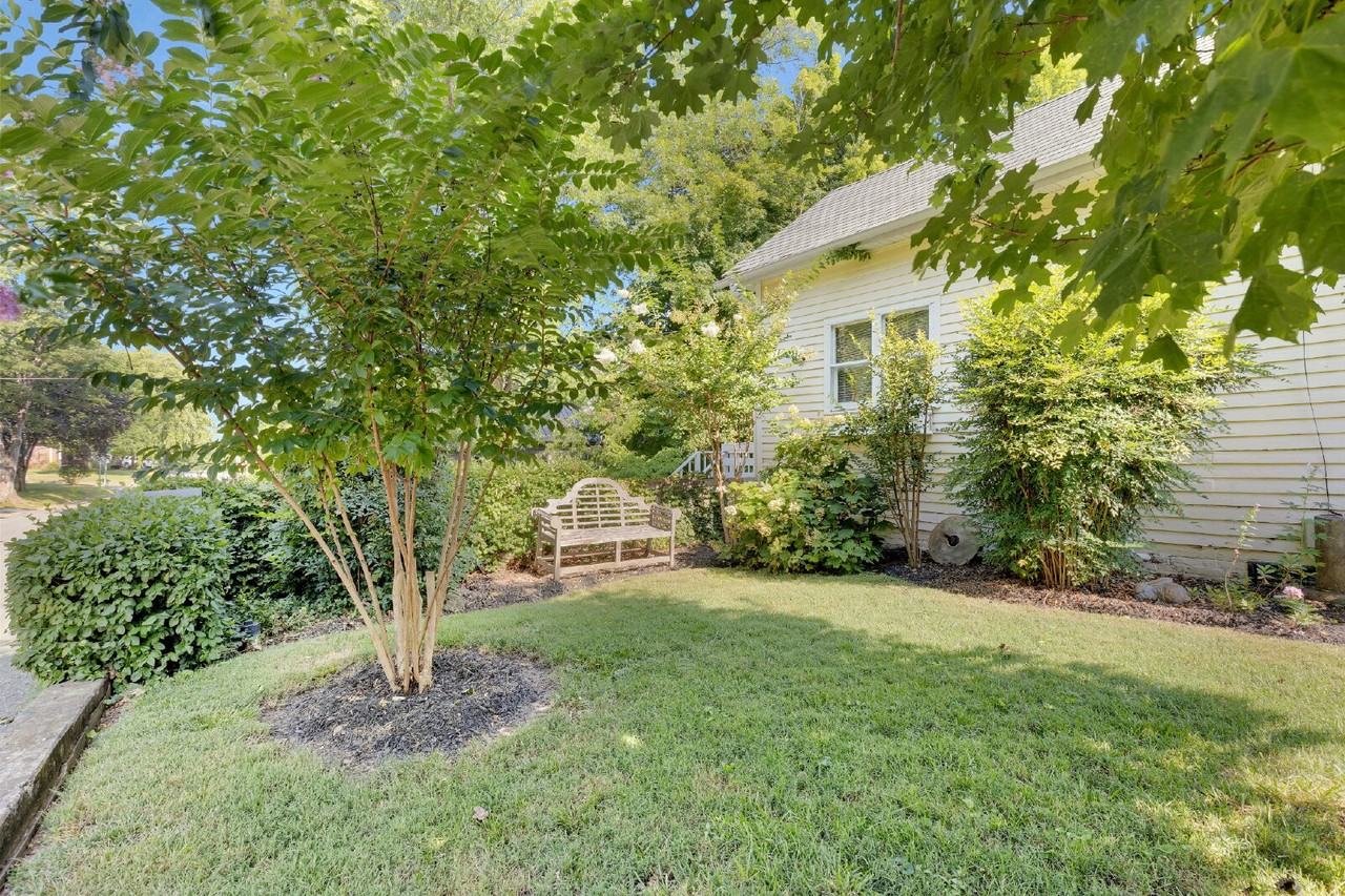 221 Walnut St - Photo 4 of 27