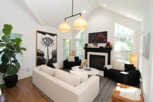 featured image of 1401 Ne Dysart Woods Ln #1