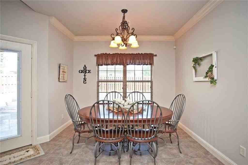 1051 Hunters Pointe - Photo 6 of 25