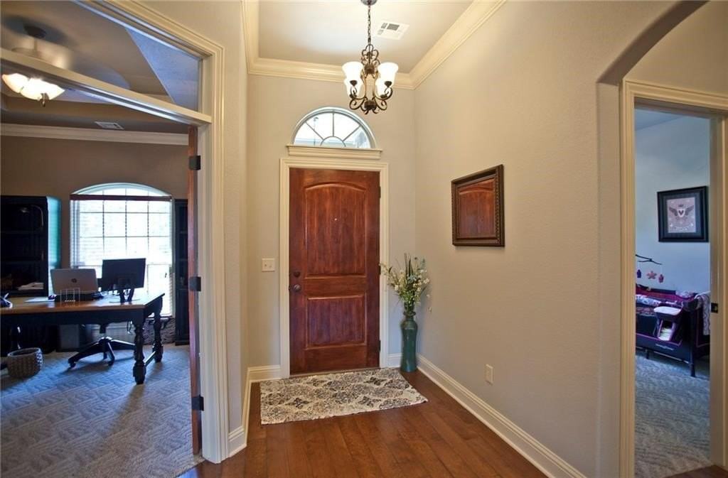 1051 Hunters Pointe - Photo 7 of 25
