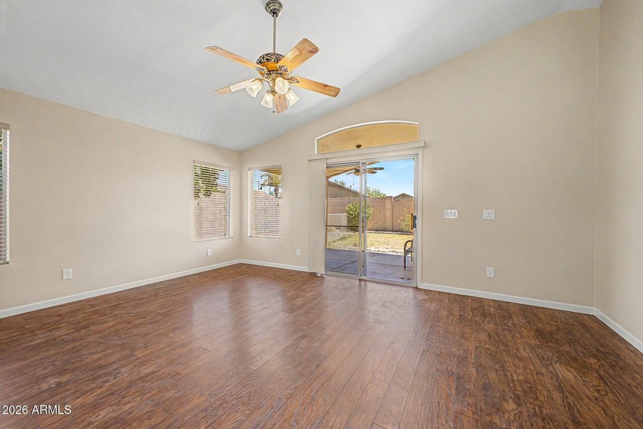 3311 E San Angelo Ave - Photo 5 of 26