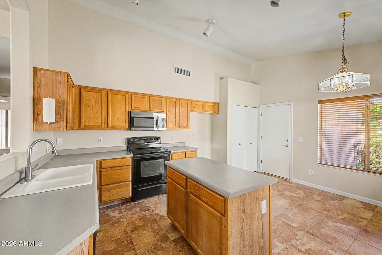 3311 E San Angelo Ave - Photo 7 of 26