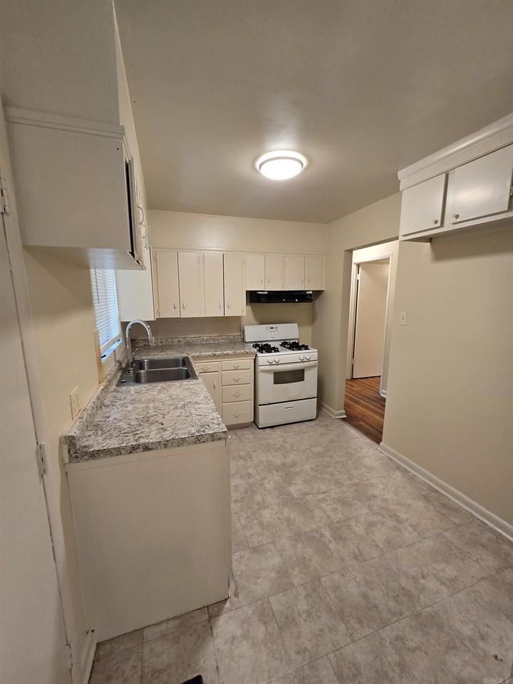 111 Broadmoor Dr - Photo 4 of 15