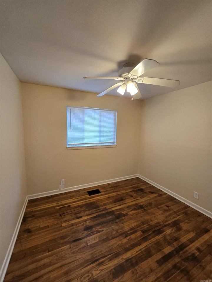 111 Broadmoor Dr - Photo 7 of 15
