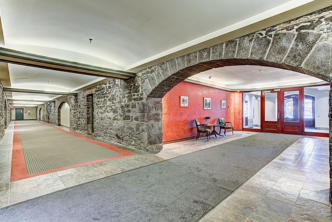 260 Rue Sherbrooke E - Photo 2 of 12