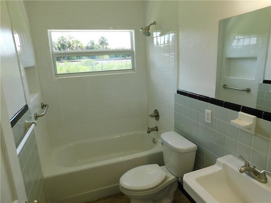 9896 Pine St - Photo 4 of 14