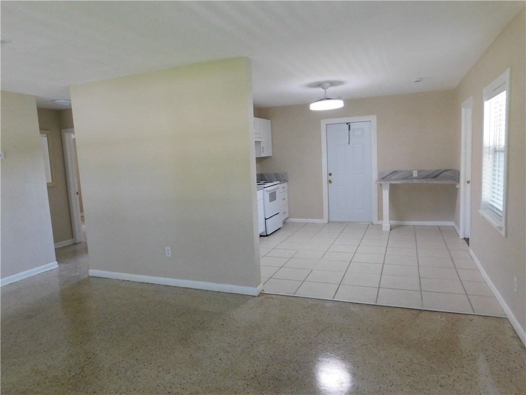 9896 Pine St - Photo 5 of 14