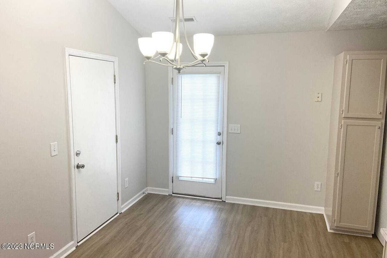 2721 Ashby Dr - Photo 4 of 9