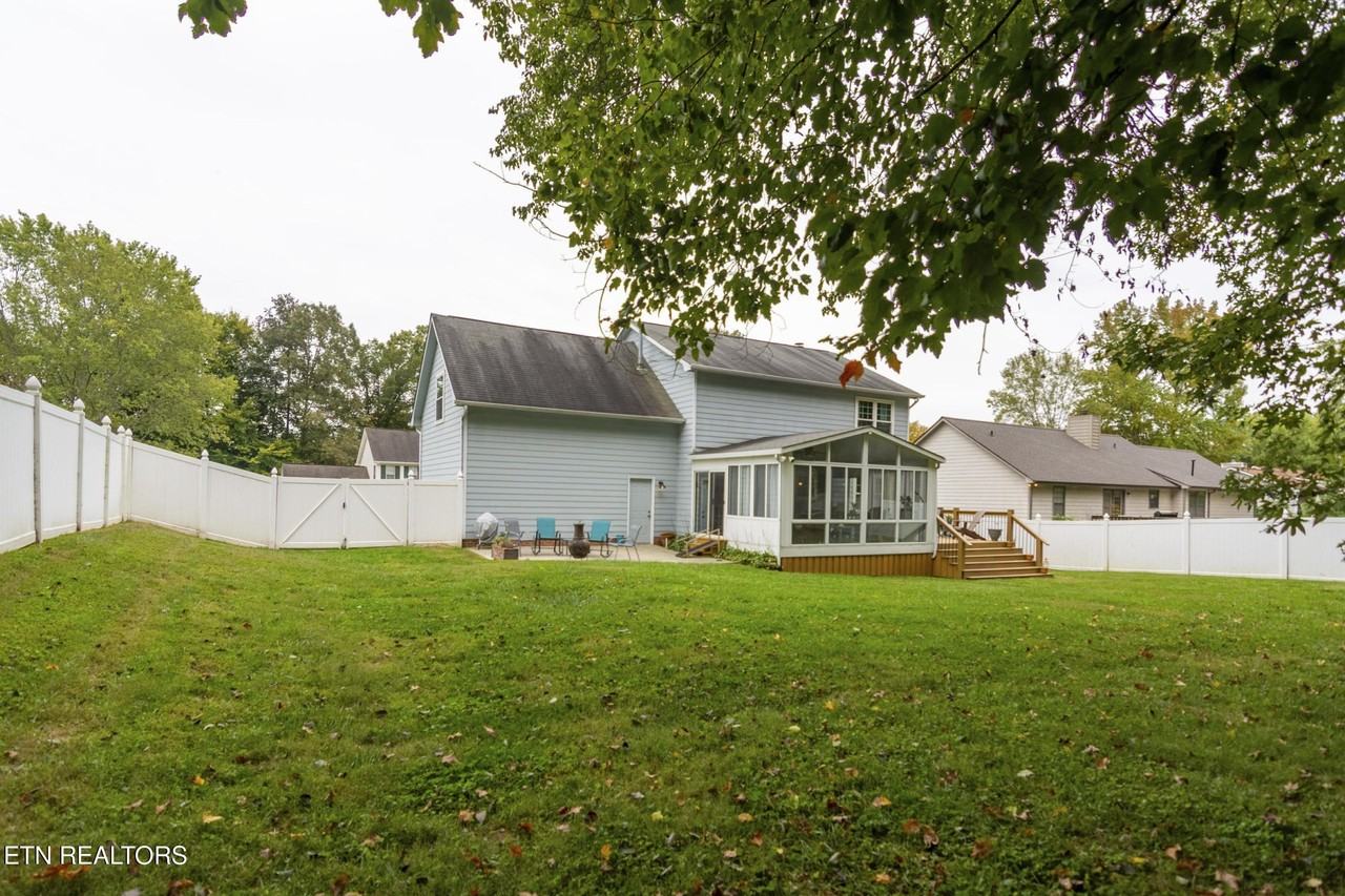 4623 Clairson Dr - Photo 6 of 33