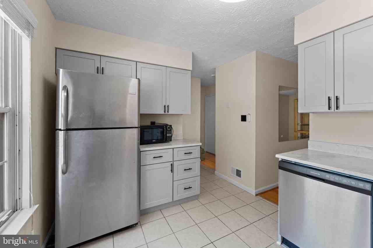 11417 Honeysuckle Ct - Photo 5 of 21