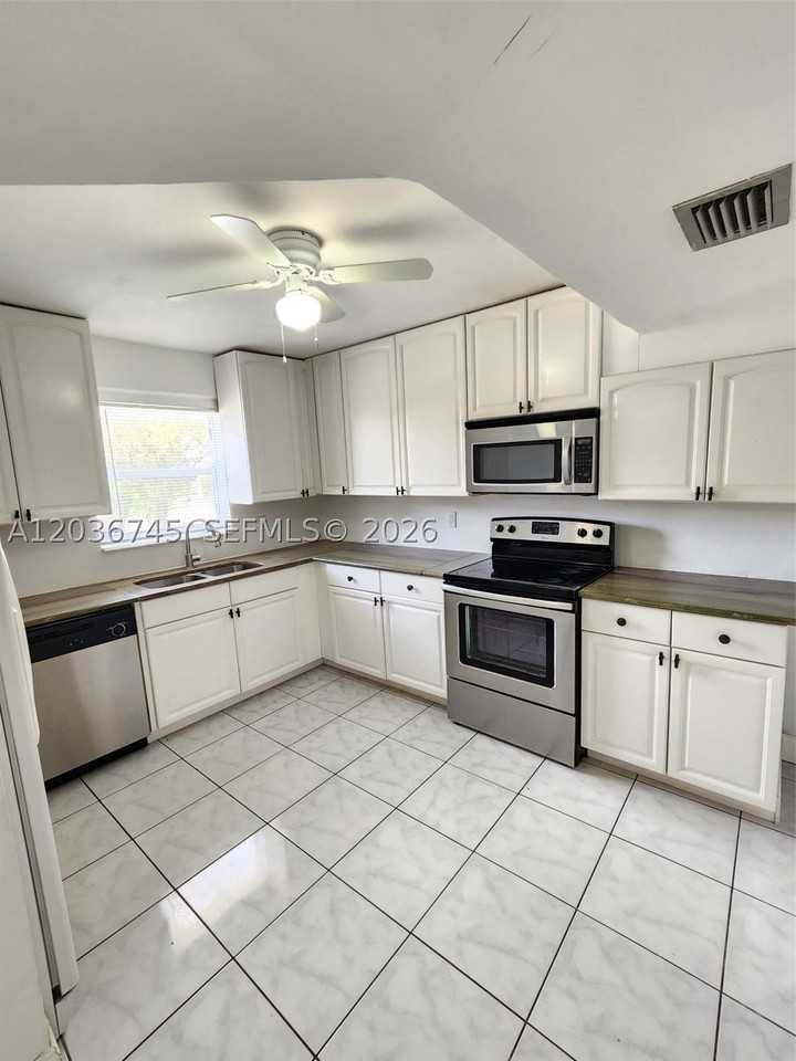7966 Sw 7th Ct - Photo 5 of 36