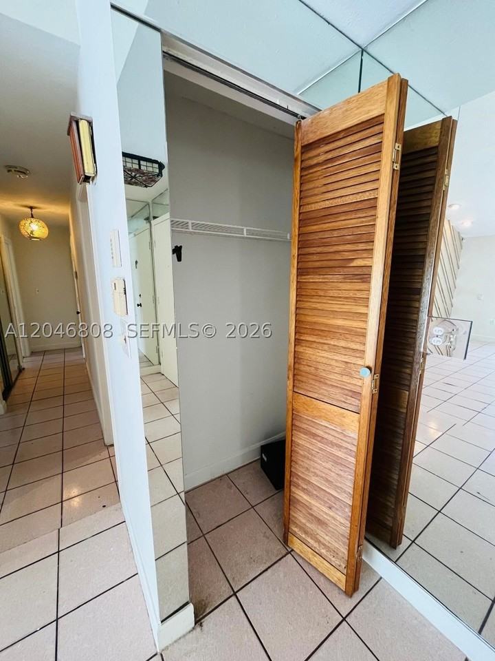 925 Ne 207th Ter #0 - Photo 5 of 28