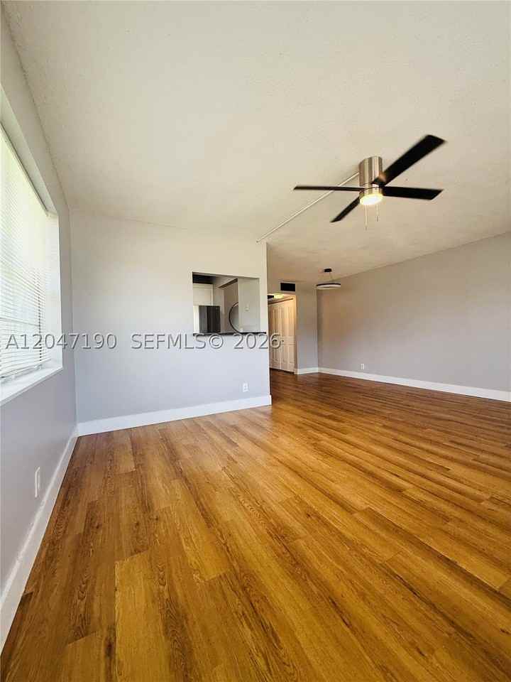 21 Windsor B - Photo 2 of 17