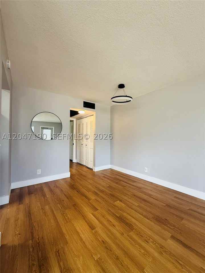 21 Windsor B - Photo 3 of 17